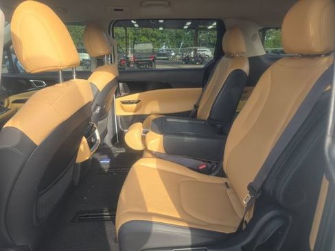 Used 2024 Kia Carnival EX FWD image 8