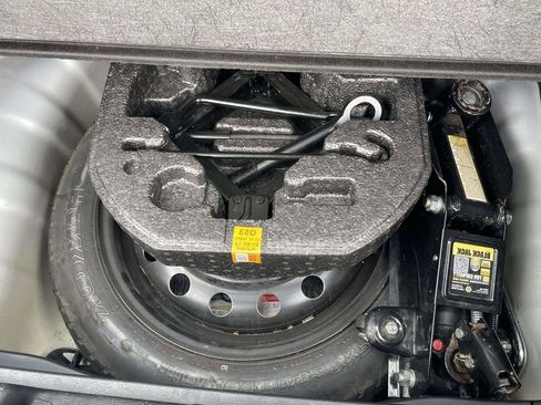 Used 2024 Hyundai Venue SEL FWD image 28