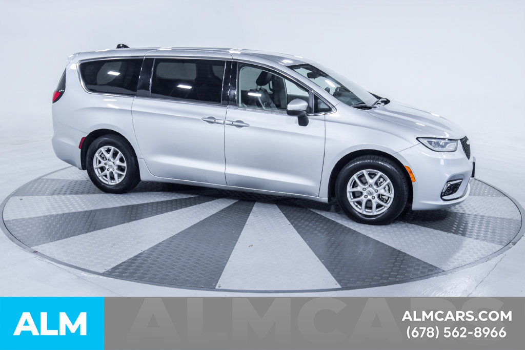 Used 2023 Chrysler Pacifica Touring-L FWD image 13