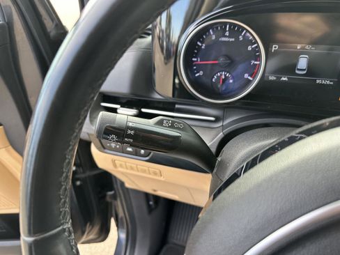 Used 2022 Kia Carnival EX image 27