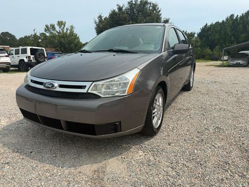 Used 2011 Ford Focus SE FWD image 2