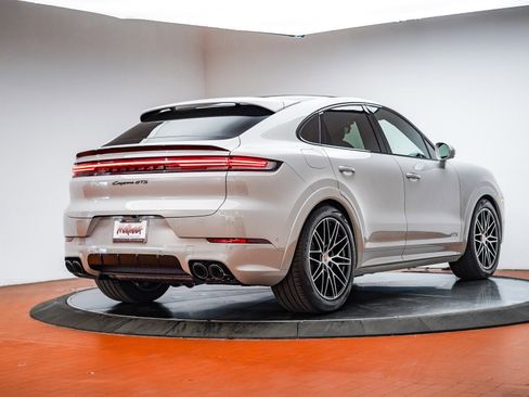 Used 2025 Porsche Cayenne GTS image 9