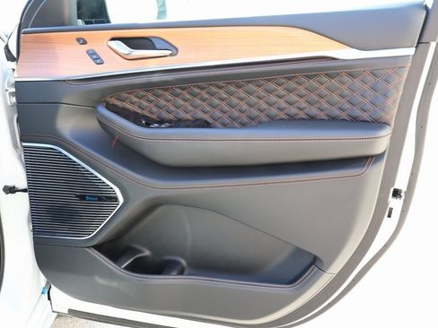 Used 2024 Jeep Grand Cherokee Summit image 8