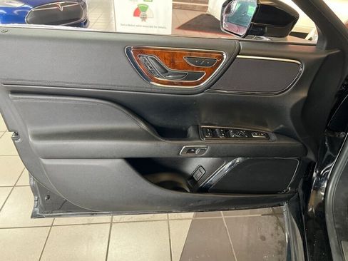 Used 2017 Lincoln Continental Premiere image 19