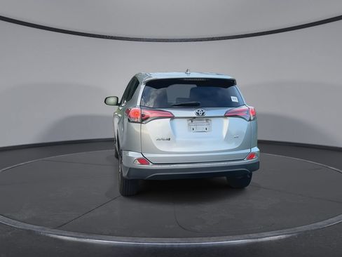 Used 2018 Toyota RAV4 LE FWD image 7