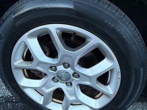 Used 2018 Jeep Renegade Latitude w/ Cold Weather Group FWD image 10