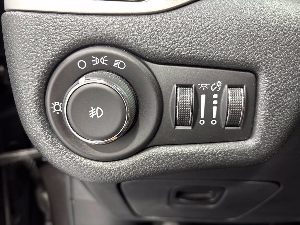 Used 2014 Jeep Cherokee Latitude w/ Cold Weather Group FWD image 33