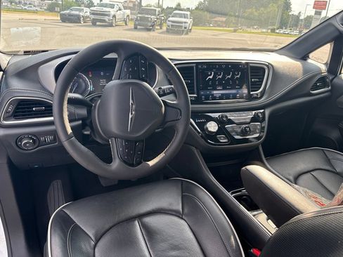 Used 2026 Chrysler Pacifica Limited w/ S Appearance Package FWD image 4