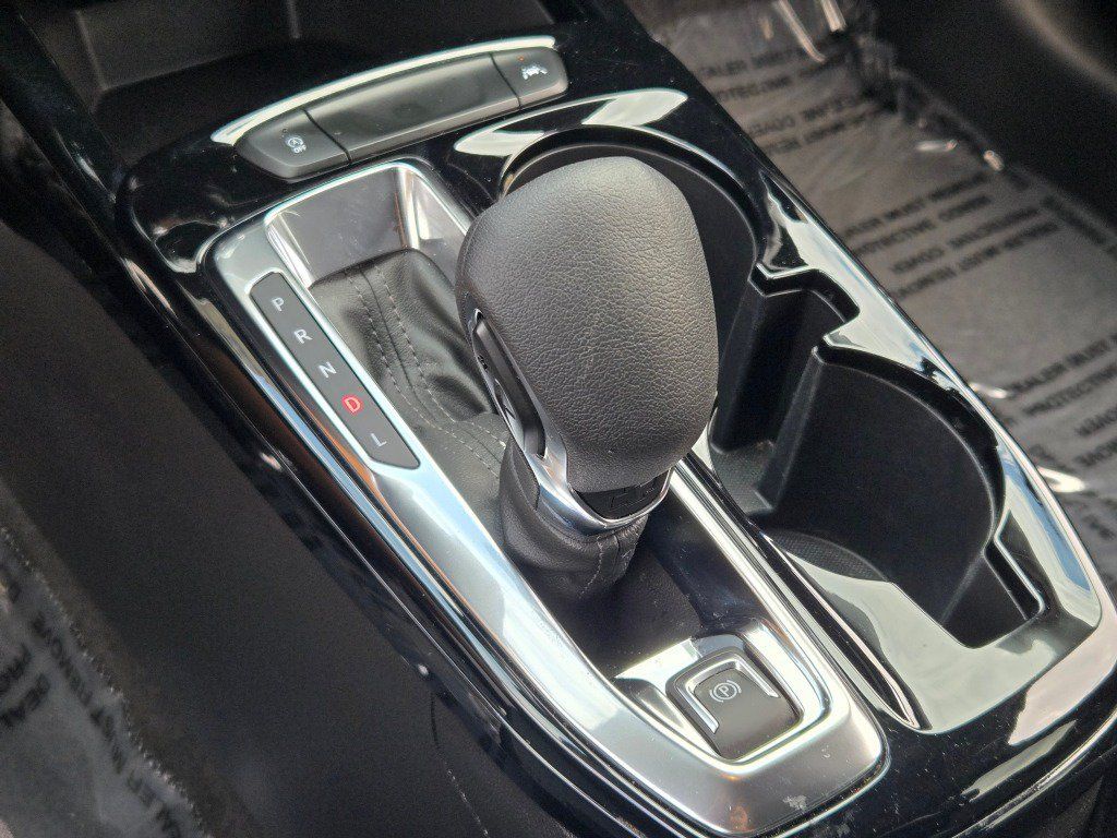 Used 2025 Chevrolet Trax LT FWD image 28