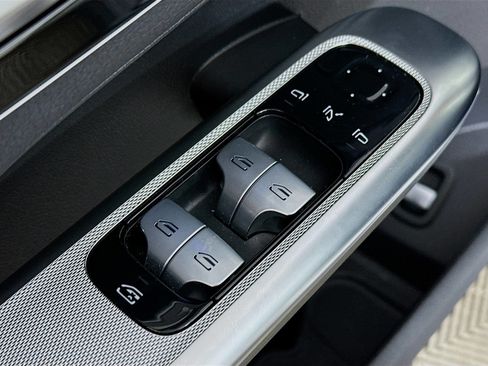 Used 2025 Mercedes-Benz GLC 300 4MATIC image 17