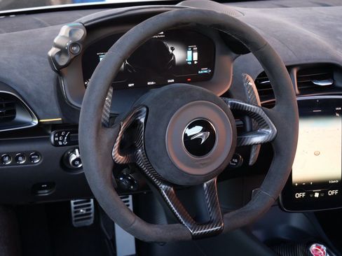 Used 2023 McLaren Artura image 9