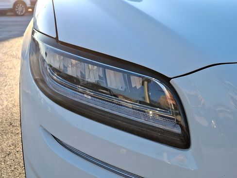 Certified 2022 Lincoln Nautilus Reserve image 9