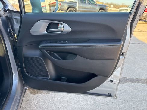 Used 2020 Chrysler Pacifica Touring w/ S Appearance Package image 21