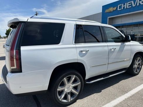 Used 2019 Cadillac Escalade Luxury AWD/4WD image 3