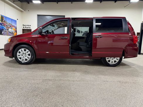 Used 2019 Dodge Grand Caravan SE image 16