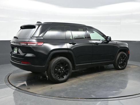 Used 2025 Jeep Grand Cherokee Altitude AWD/4WD image 8