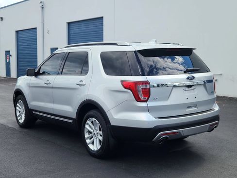 Used 2016 Ford Explorer XLT w/ Equipment Group 202A FWD image 3