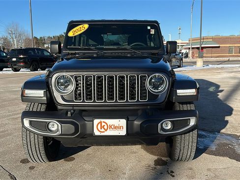 Used 2025 Jeep Wrangler Unlimited Sahara image 2
