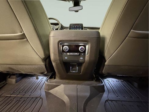 Used 2022 GMC Yukon SLT w/ SLT Luxury Package image 29