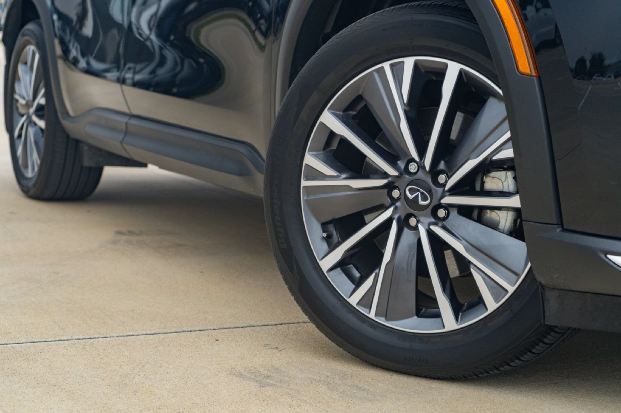 Certified 2027 INFINITI QX60 Luxe w/ Family Package FWD image 2