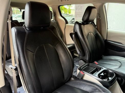 Used 2019 Chrysler Pacifica Touring-L FWD image 19