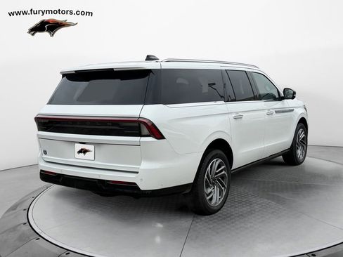 Used 2025 Lincoln Navigator L Reserve image 3