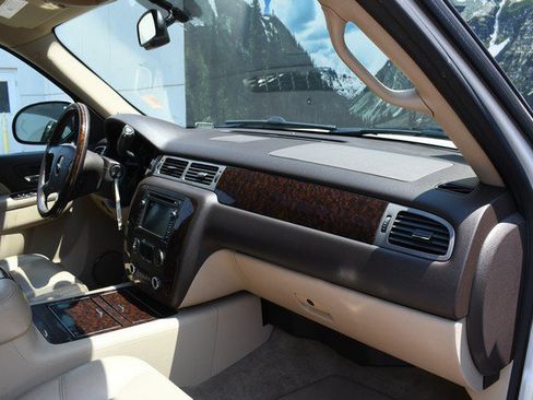Used 2011 GMC Yukon XL Denali AWD/4WD image 25