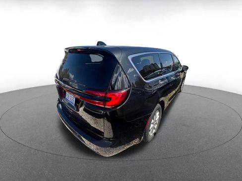 Used 2023 Chrysler Pacifica Touring-L image 6