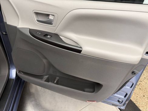 Used 2017 Toyota Sienna LE w/ Protection Package FWD image 22