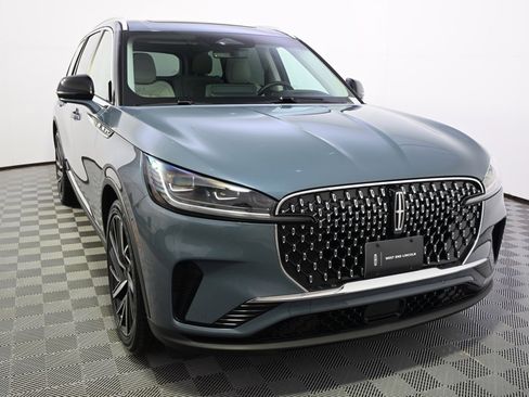 Used 2025 Lincoln Aviator Reserve w/ Equipment Group 201A image 9