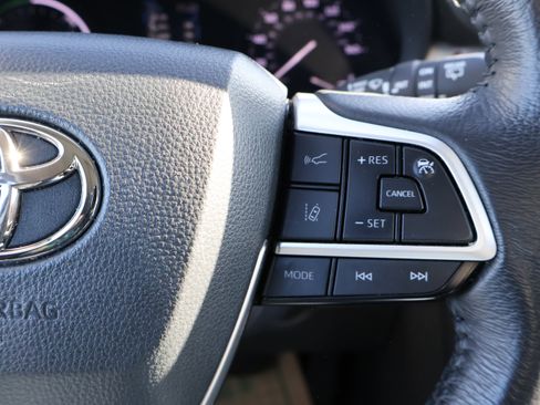 Used 2024 Toyota Sienna XLE image 32