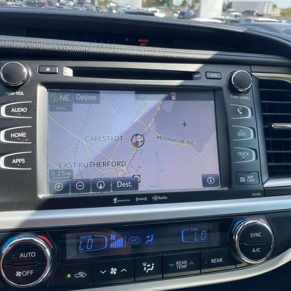 Used 2019 Toyota Highlander XLE AWD/4WD image 33