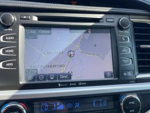 Used 2019 Toyota Highlander XLE AWD/4WD image 33