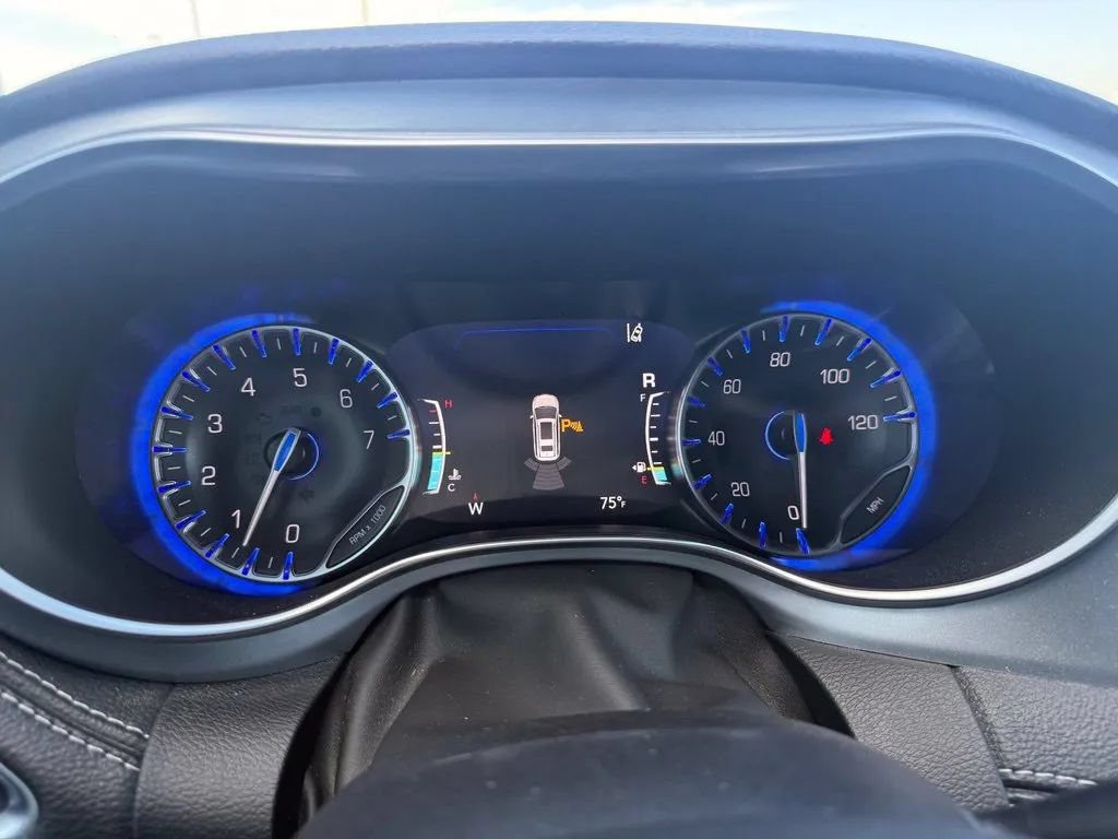 Used 2025 Chrysler Pacifica Limited w/ Trailer Tow Group FWD image 24