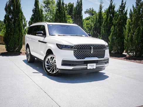 Used 2025 Lincoln Navigator Reserve AWD/4WD image 2