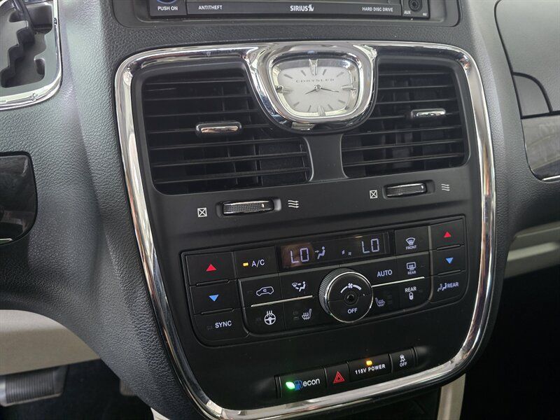Used 2015 Chrysler Town & Country Touring w/ Driver Convenience Group FWD image 28