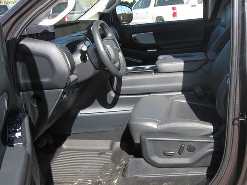 Used 2025 Ford Expedition Active AWD/4WD image 9