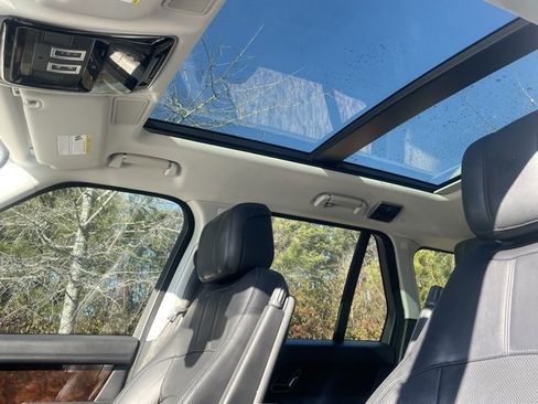 Used 2020 Land Rover Range Rover HSE image 3
