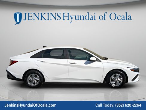 New 2026 Hyundai Elantra SE FWD image 2