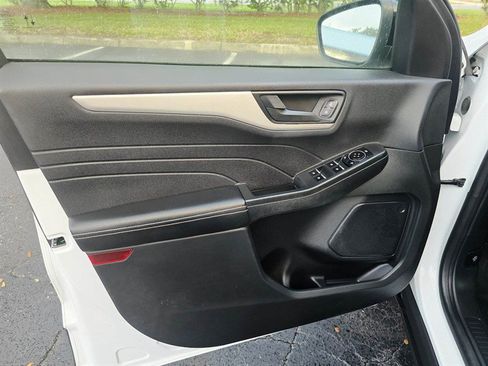 Used 2022 Ford Escape SE w/ SE Sport Appearance Package image 10