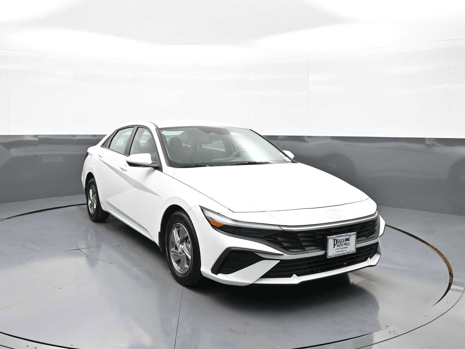 Used 2025 Hyundai Elantra SE FWD image 3