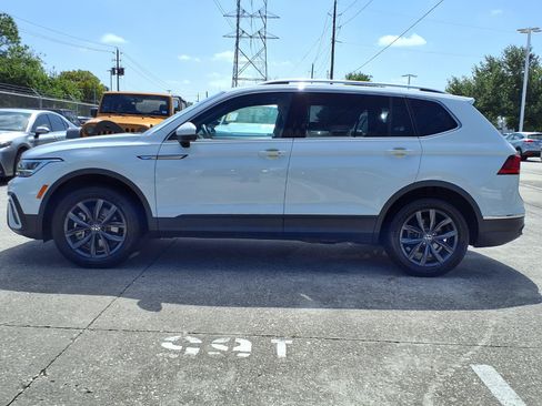 Used 2022 Volkswagen Tiguan SE w/ Panoramic Sunroof Package FWD image 22