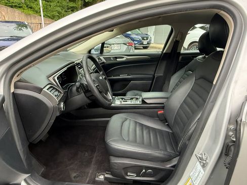 Used 2017 Ford Fusion SE w/ Fusion SE Technology Package FWD image 14