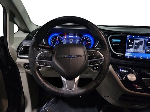 Used 2021 Chrysler Pacifica Touring w/ Uconnect Theater Family Group image 11