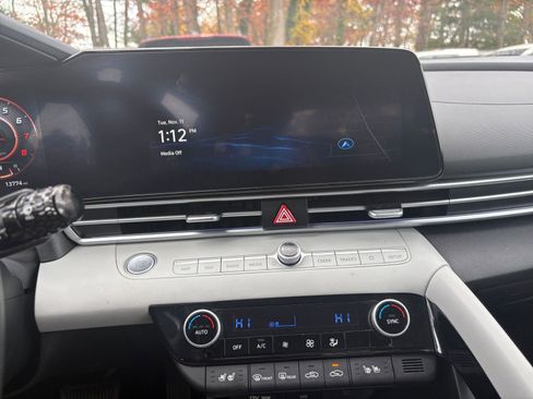 Used 2025 Hyundai Elantra Limited image 18