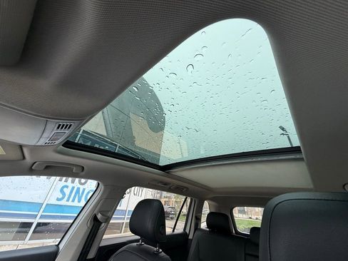 Used 2018 Volkswagen Tiguan SE w/ Panoramic Sunroof Package image 14