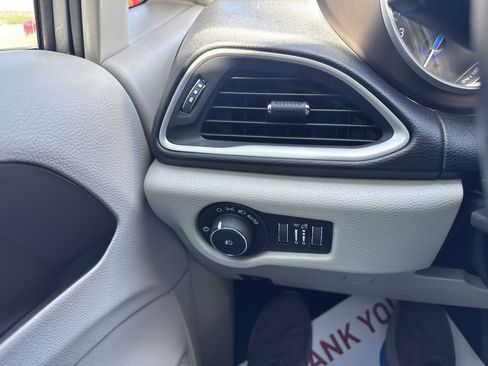 Used 2019 Chrysler Pacifica Touring Plus w/ Tire & Wheel Group FWD image 28