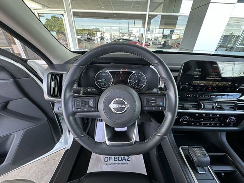 Used 2023 Nissan Pathfinder SL AWD/4WD image 12