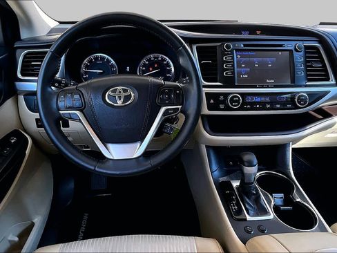 Used 2016 Toyota Highlander Plus FWD image 6