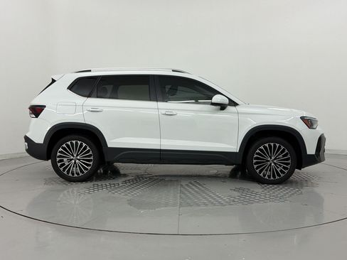 Used 2025 Volkswagen Taos SE w/ Panoramic Sunroof Package FWD image 8